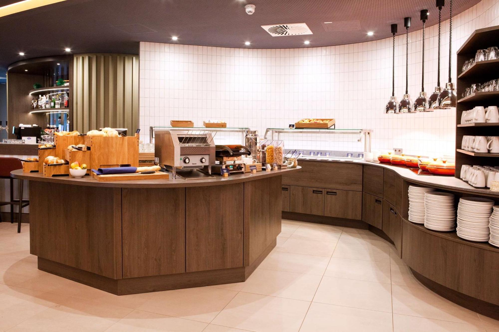 Hotel Hampton By Hilton Ratisbona Esterno foto